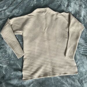 Great condition. Worn once. Not my color